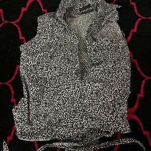 NEW YORK & CO patterned black and white blouse size medium EXCELLENT CONDITION